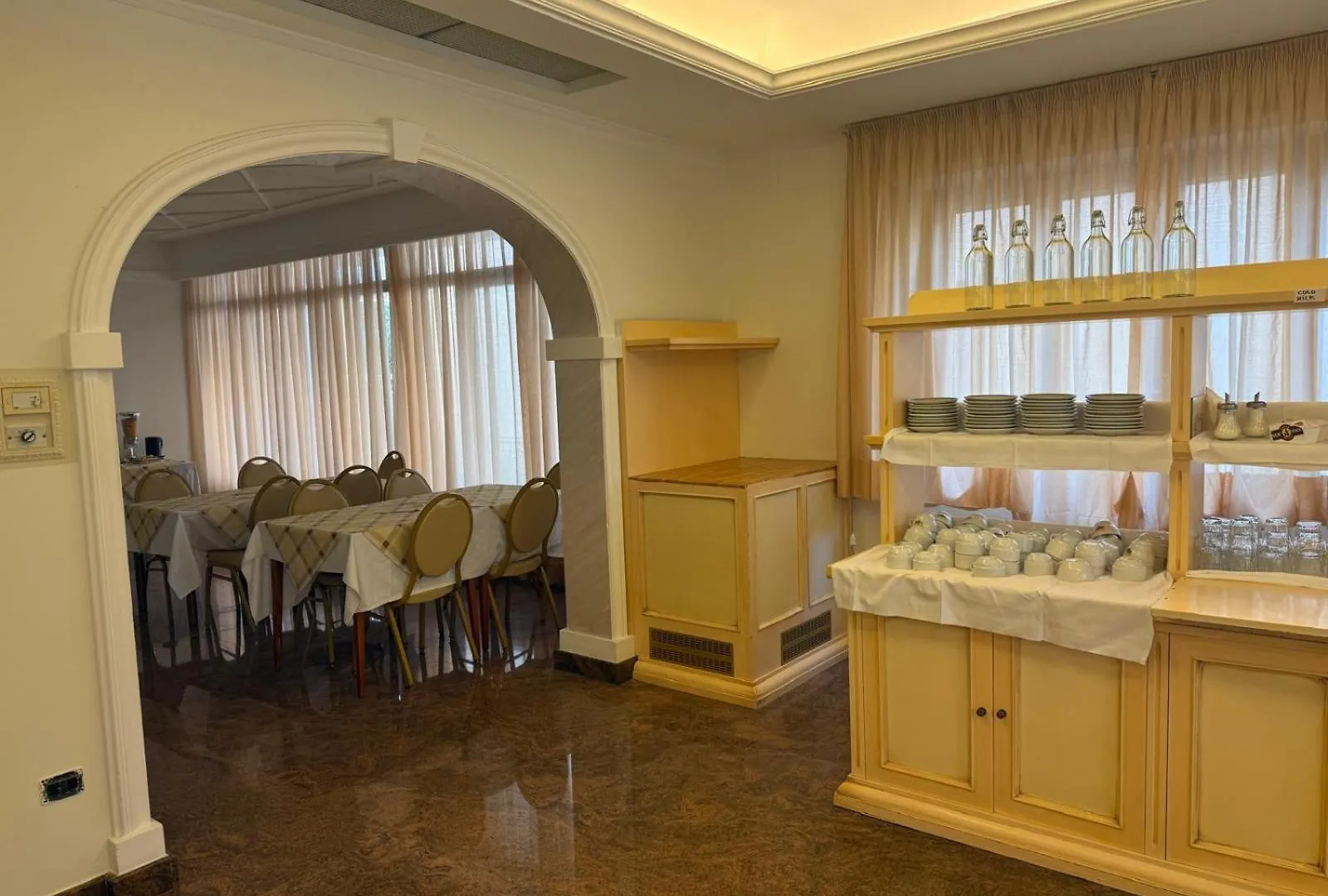 Hotel Azzurra 몬테카티니테르메